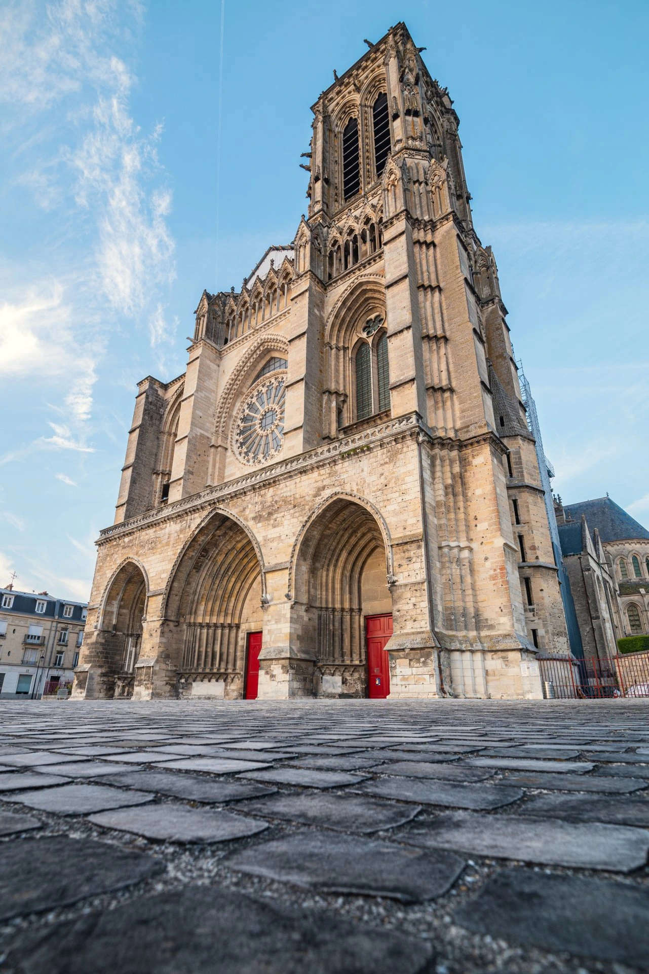 La façade de la cathédrale Saint-Gervais-Saint-Protais à Soissons, avec sa tour unique