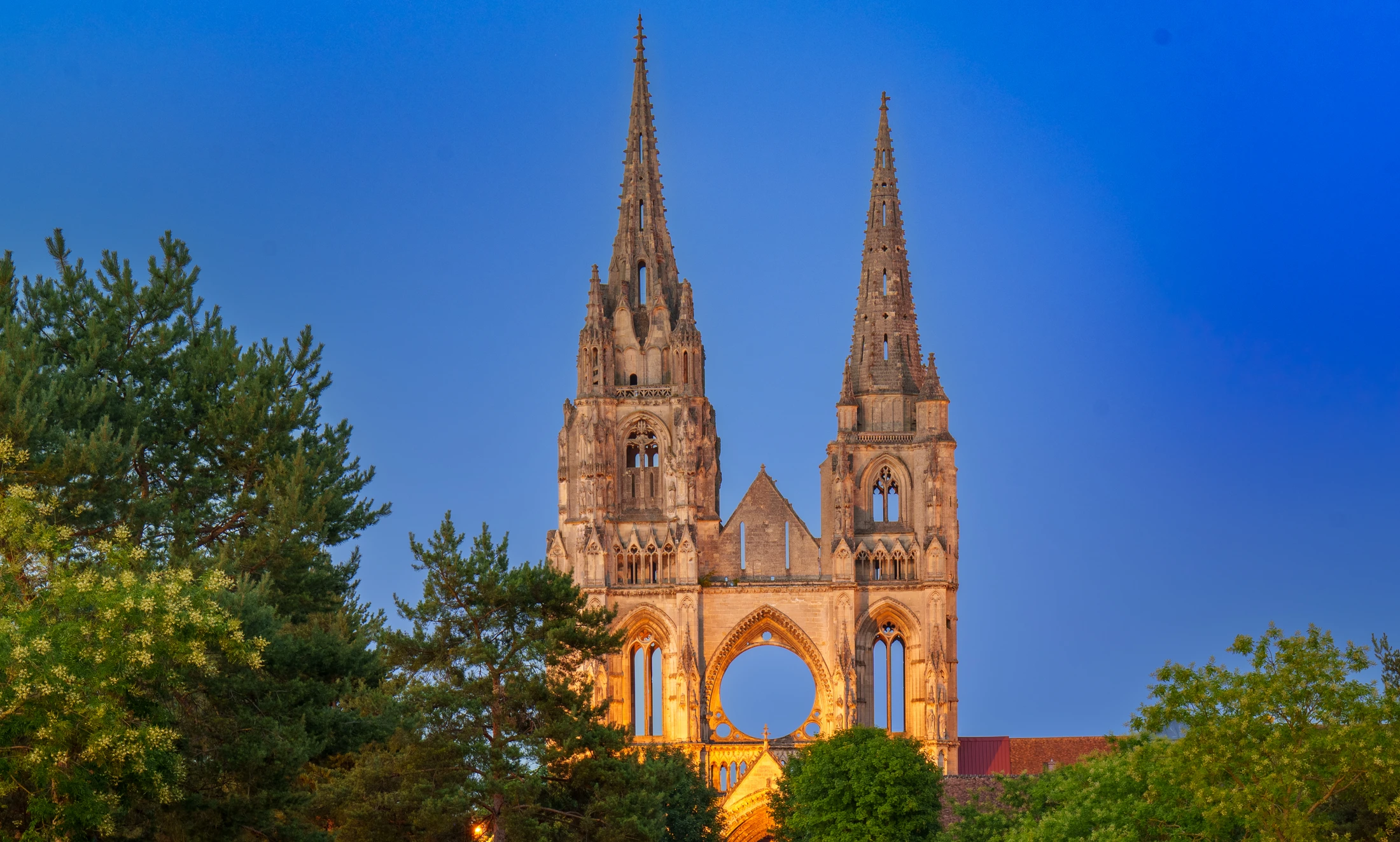 Les deux flèches de Saint-Jean-des-Vignes à l’heure bleue, et non l’abbaye Saint-Médard